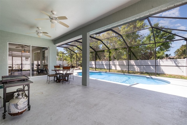 7581 Palmer Glen Cir, Sarasota, FL 34240 - view of swimming pool featuring a patio, a ceiling fan, a fenced backyard, and outdoor dining space
