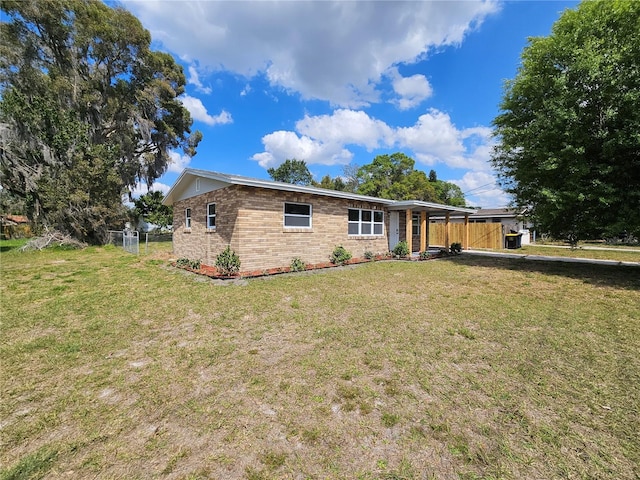 view of front facade featuring a front lawn and fence