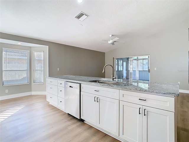 kitchen featuring visible vents, a sink, plenty of natural light, dishwasher, and ceiling fan