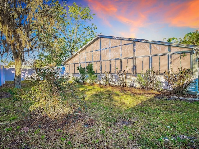 view of yard at dusk