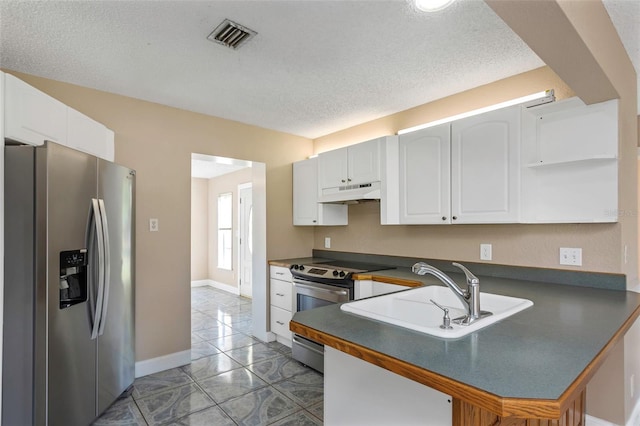 kitchen with visible vents, under cabinet range hood, a peninsula, stainless steel appliances, and a sink