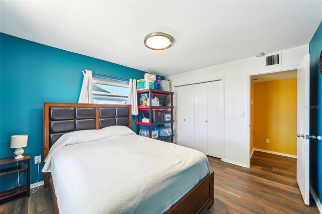 1021 Augusta Dr, Sun City Center, FL 33573 - bedroom with wood finished floors, visible vents, a closet, and baseboards