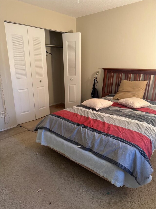 3046 Eastland Blvd Unit J106, Clearwater, FL 33761 - bedroom featuring a closet and carpet
