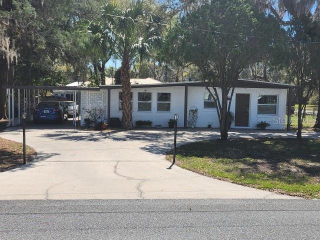 view of front of home featuring a carport and concrete driveway