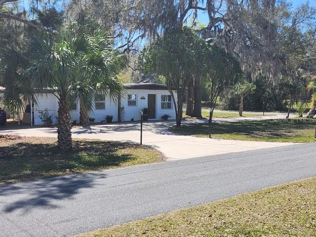 view of front of house with concrete driveway