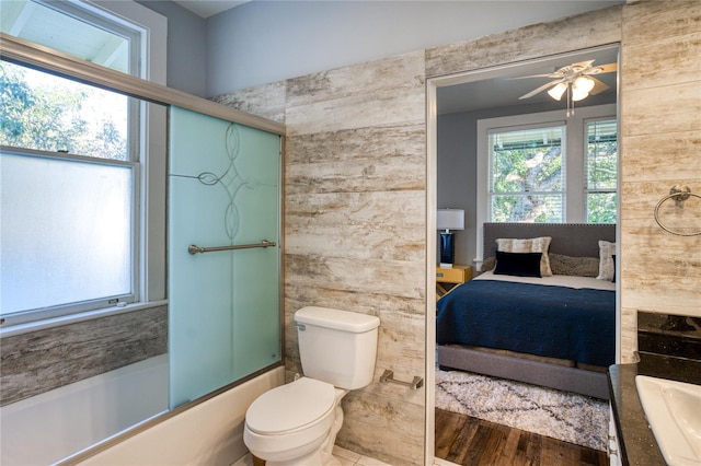 ensuite bathroom featuring toilet, a ceiling fan, ensuite bathroom, and enclosed tub / shower combo