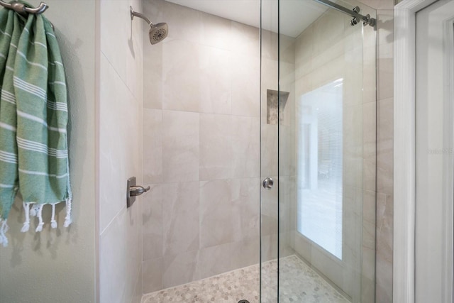 bathroom featuring a tile shower