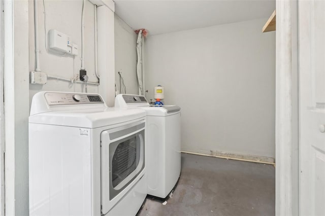 washroom with laundry area and washing machine and dryer