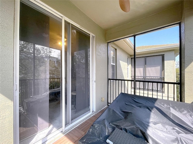 sunroom / solarium with a ceiling fan