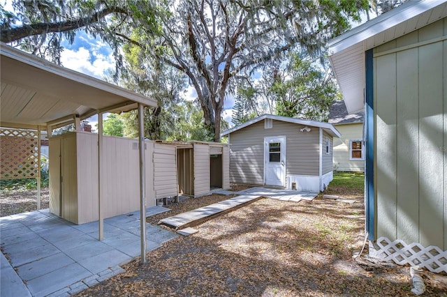 view of yard with an outdoor structure