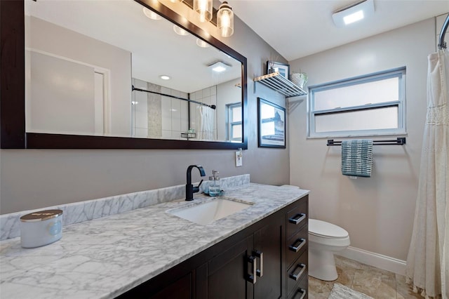 full bathroom featuring curtained shower, baseboards, toilet, and vanity