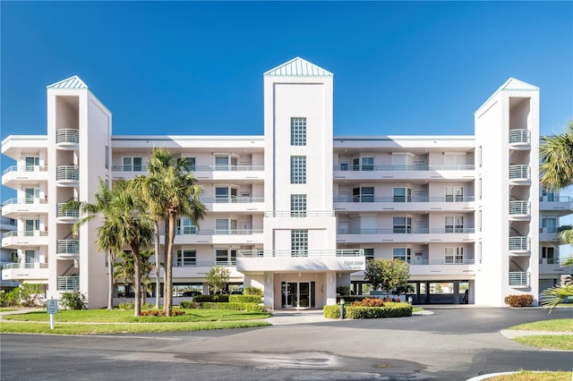 view of apartment building / complex