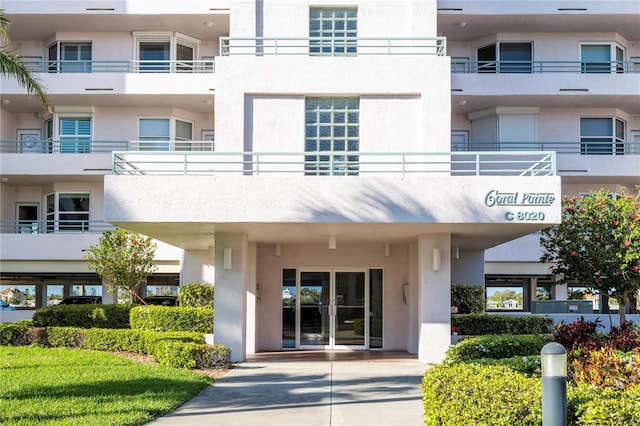 view of apartment building / complex