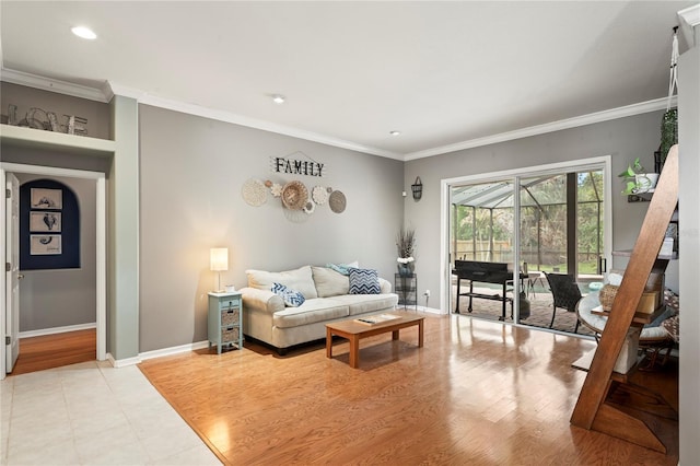 living area with recessed lighting, light wood-type flooring, baseboards, and ornamental molding