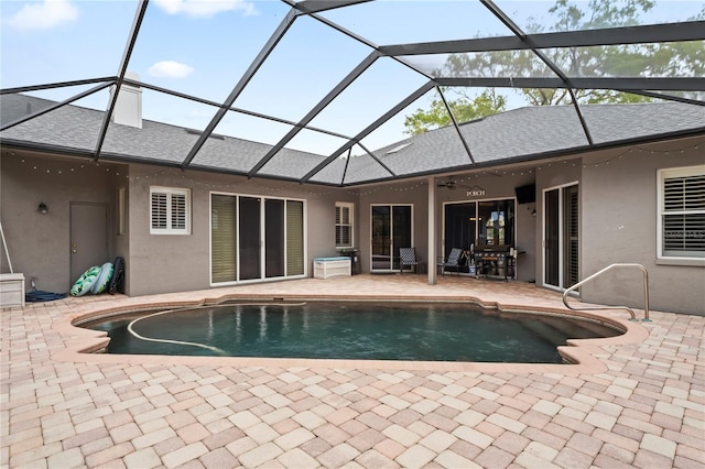 outdoor pool featuring a ceiling fan, a lanai, and a patio area