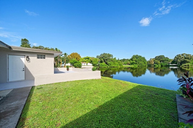 view of yard featuring a water view