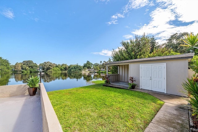 view of yard featuring a water view