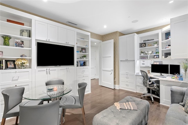 146 4th Ave NE Unit 600, Saint Petersburg, FL 33701 - home office featuring visible vents, wood finished floors, and built in study area