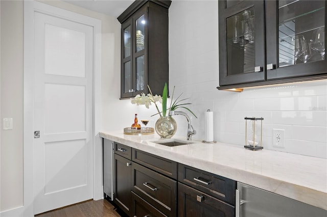 146 4th Ave NE Unit 600, Saint Petersburg, FL 33701 - bar featuring dark wood-style floors, tasteful backsplash, and a sink