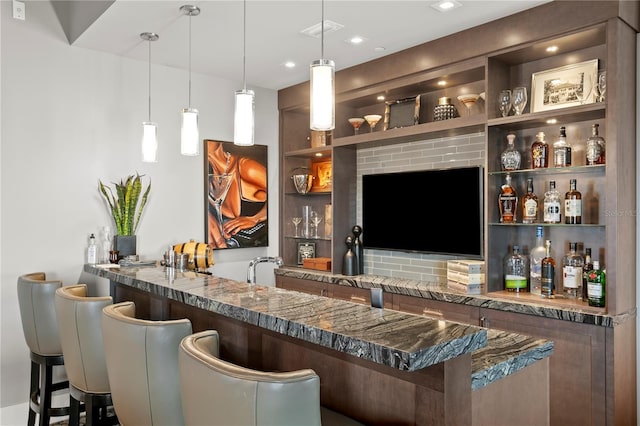 146 4th Ave NE Unit 600, Saint Petersburg, FL 33701 - bar featuring hanging light fixtures, indoor wet bar, built in features, and visible vents