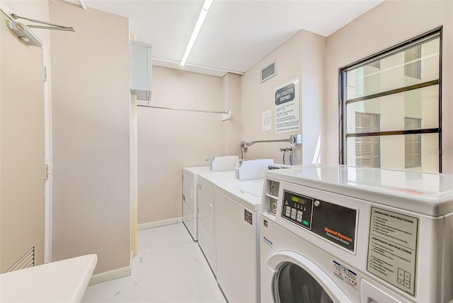 common laundry area with visible vents, baseboards, and washing machine and dryer