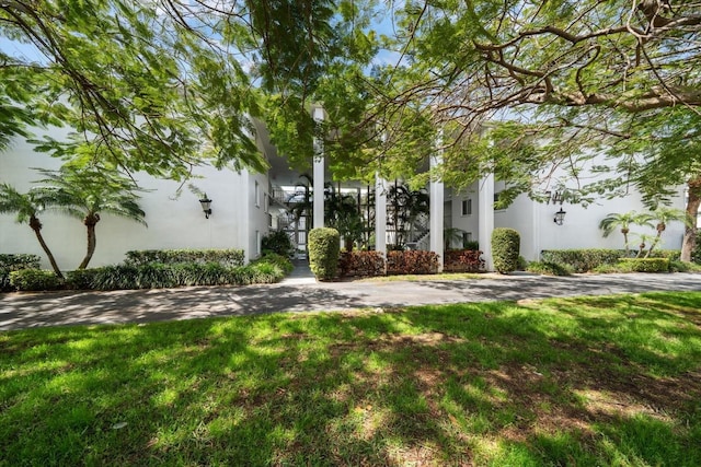 view of front of property featuring stucco siding and a front lawn