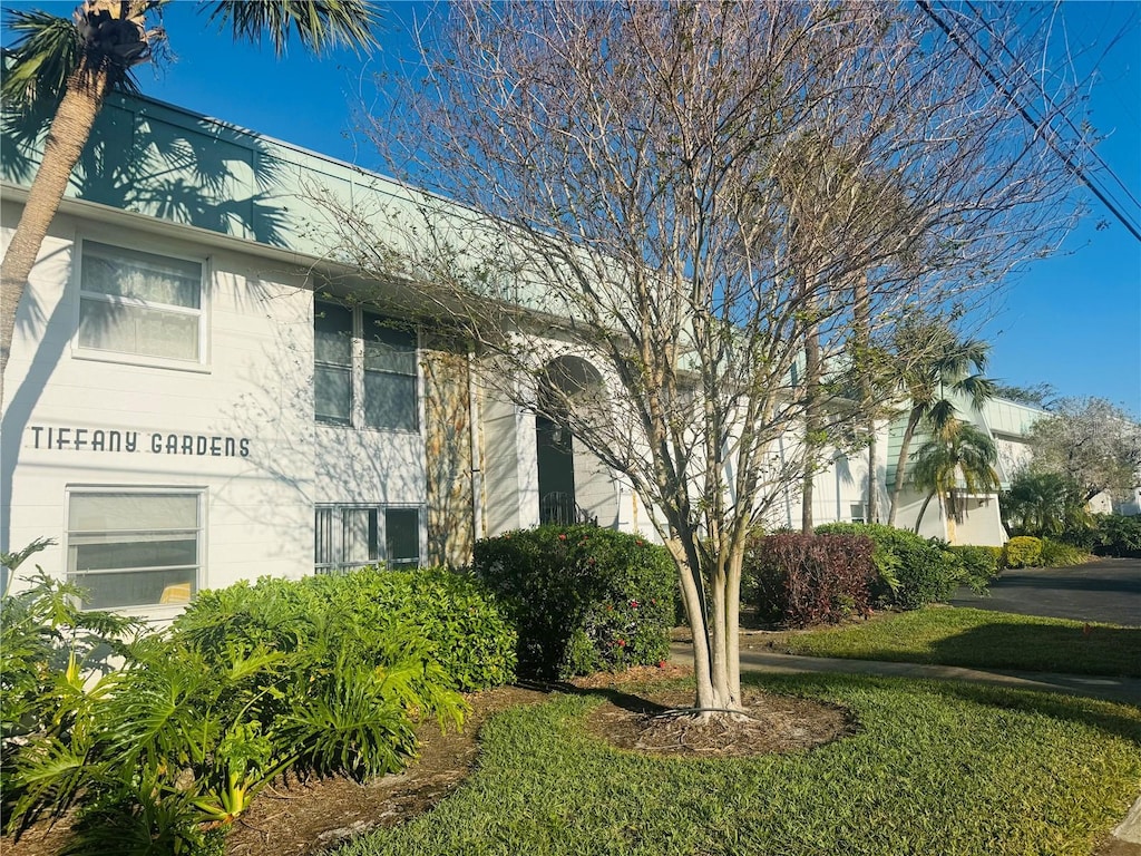 view of front facade featuring a front lawn