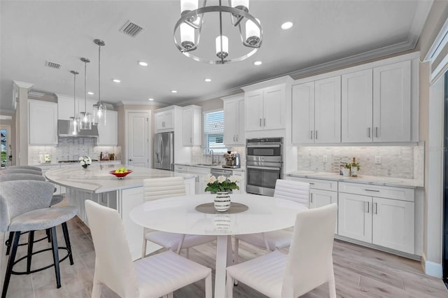 dining room featuring recessed lighting, visible vents, a notable chandelier, and crown molding