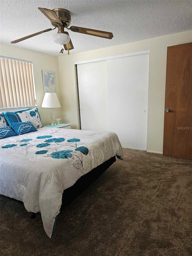 bedroom with carpet flooring, a ceiling fan, a closet, and a textured ceiling