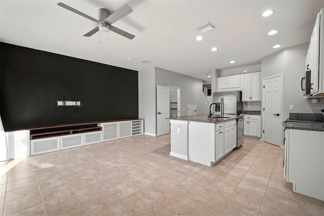 kitchen with visible vents, an island with sink, a ceiling fan, a sink, and appliances with stainless steel finishes