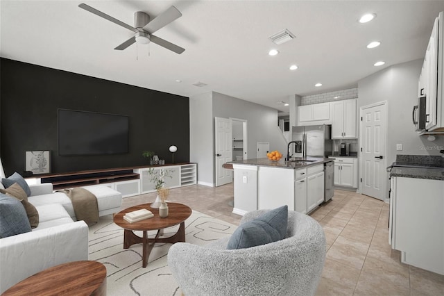 living area featuring recessed lighting, visible vents, baseboards, and a ceiling fan