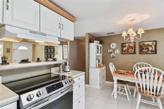 kitchen featuring electric range, visible vents, under cabinet range hood, white cabinets, and a chandelier