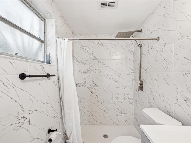 bathroom featuring visible vents, curtained shower, and toilet