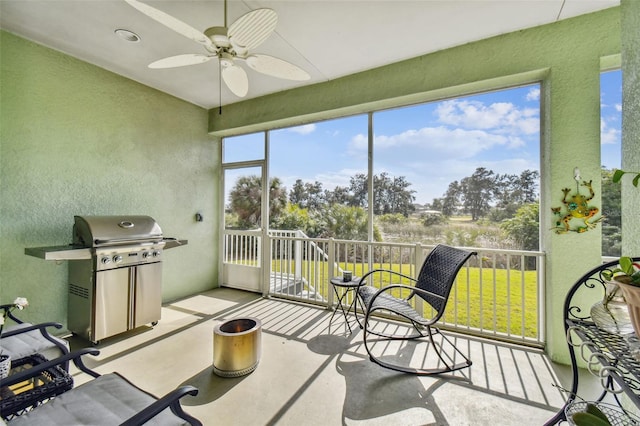 sunroom with ceiling fan