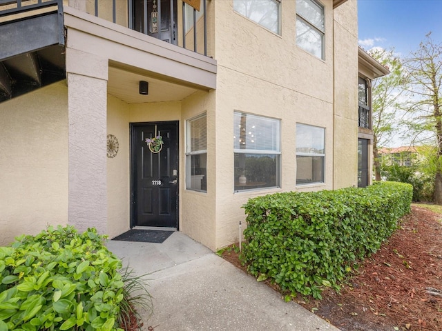 property entrance featuring stucco siding