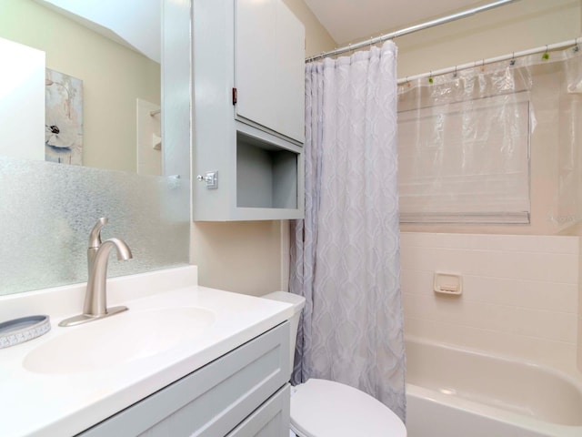 5100 Burchette Rd Unit 500, Tampa, FL 33647 - full bath featuring toilet, vanity, and shower / tub combo with curtain