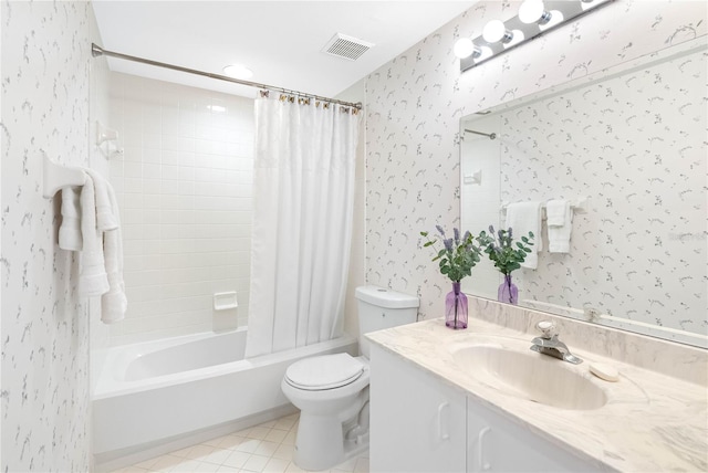 bathroom with visible vents, shower / bathtub combination with curtain, toilet, and wallpapered walls