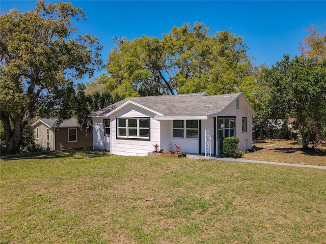 single story home with a front yard