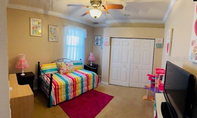 bedroom featuring ceiling fan, a closet, carpet floors, and ornamental molding