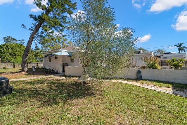 view of yard featuring fence