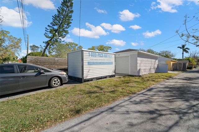 view of outdoor structure featuring an outbuilding