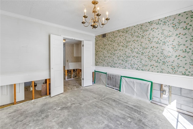 unfurnished room featuring visible vents, an inviting chandelier, crown molding, and wallpapered walls