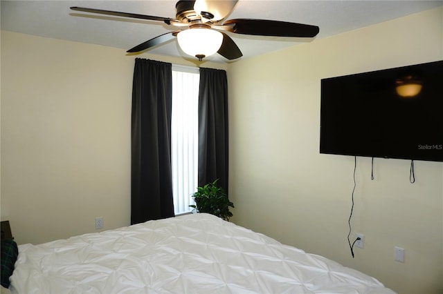 unfurnished bedroom featuring a ceiling fan