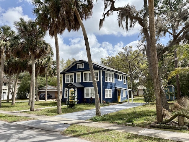 view of front of property with a front lawn and driveway