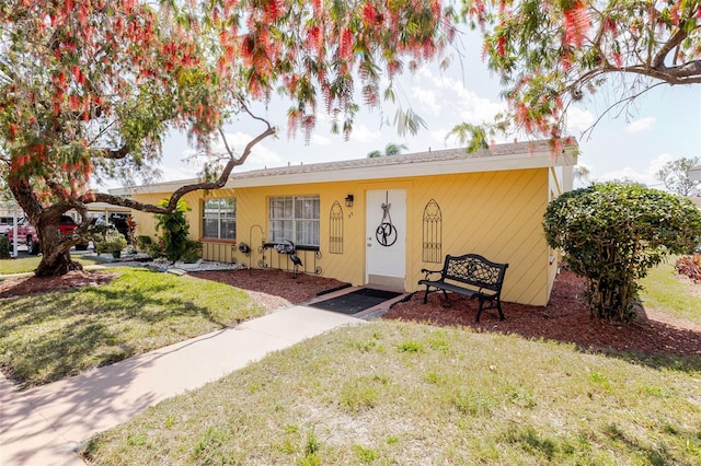 view of front of property with a front lawn