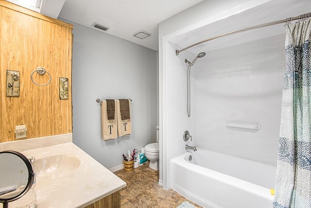 full bath featuring baseboards, visible vents, a textured ceiling, toilet, and shower / tub combo with curtain