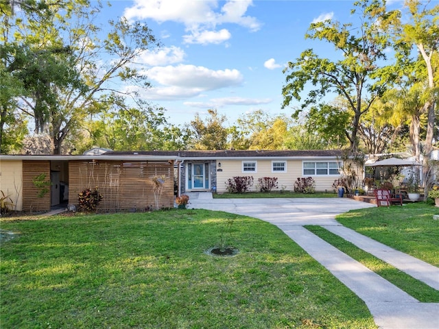 ranch-style home featuring a front lawn and driveway