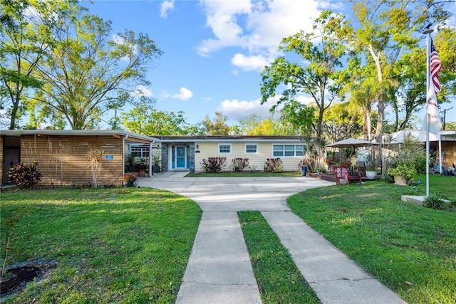 single story home with a front yard