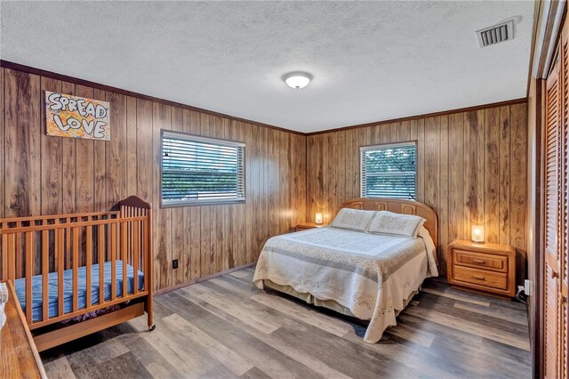 6501 62nd St N, Pinellas Park, FL 33781 - bedroom featuring visible vents, wood finished floors, ornamental molding, and a textured ceiling