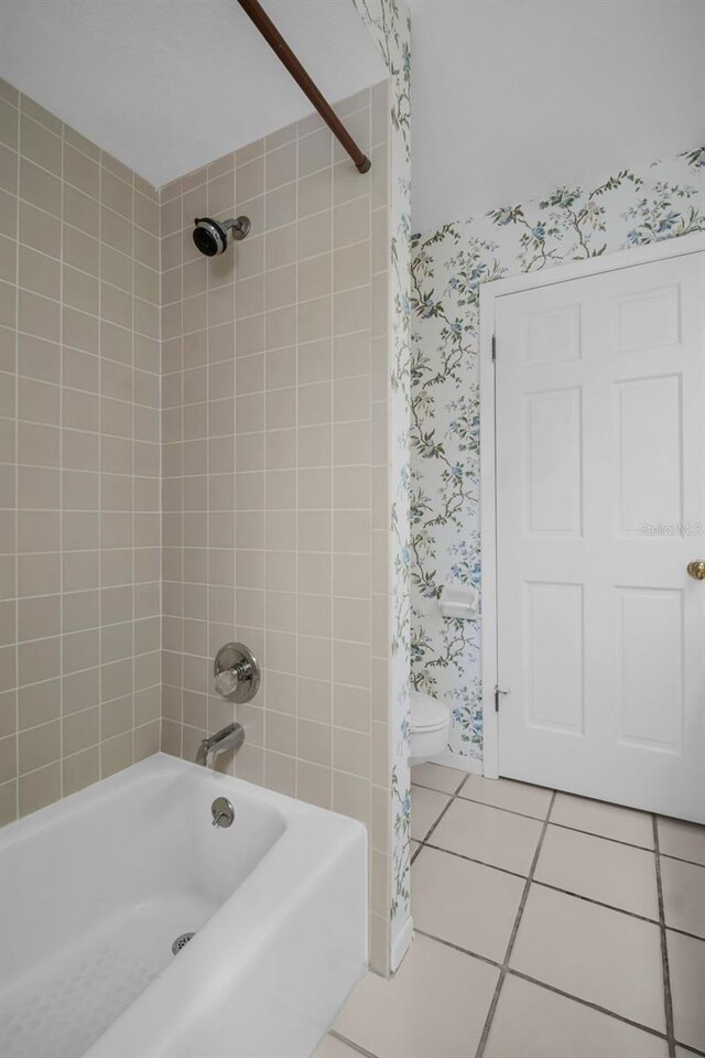 2462 Indian Trl E, Palm Harbor, FL 34683 - full bathroom featuring toilet, tile patterned floors, shower / washtub combination, and wallpapered walls